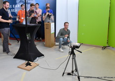 Doormiddel van een bellenblaas kon de drone geactiveerd worden. Normaal gesproken is het een nietsvermoedende mot die voorbij vliegt.